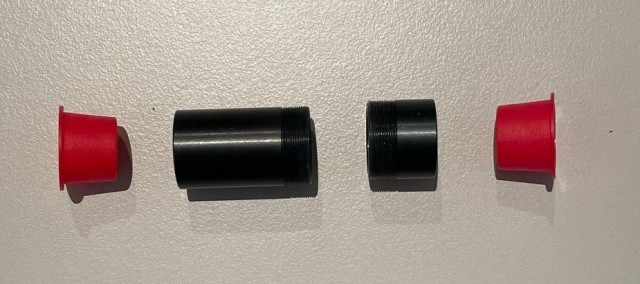 Består av 4 deler. 2 tuber og 2 propper.